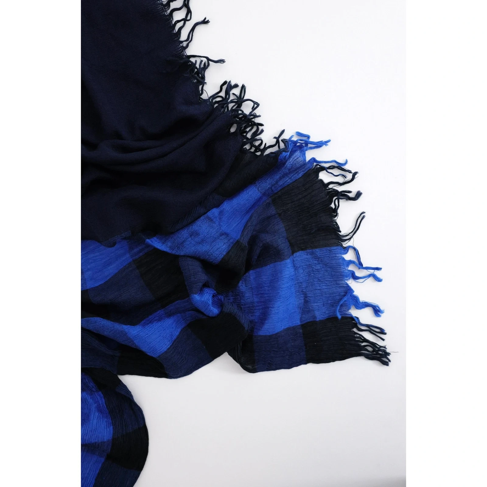 ISSEY MIYAKE Echarpe en soie Marine vintage, passéist — photo 4