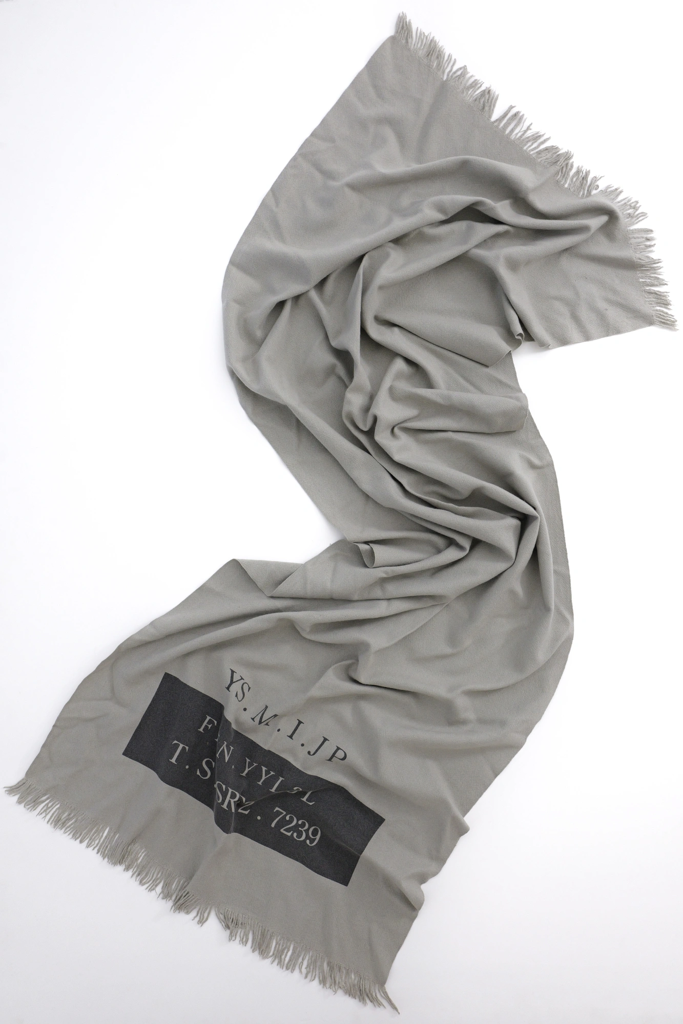 YOHJI YAMAMOTO Echarpe en soie Gris vintage, passéist — photo 2