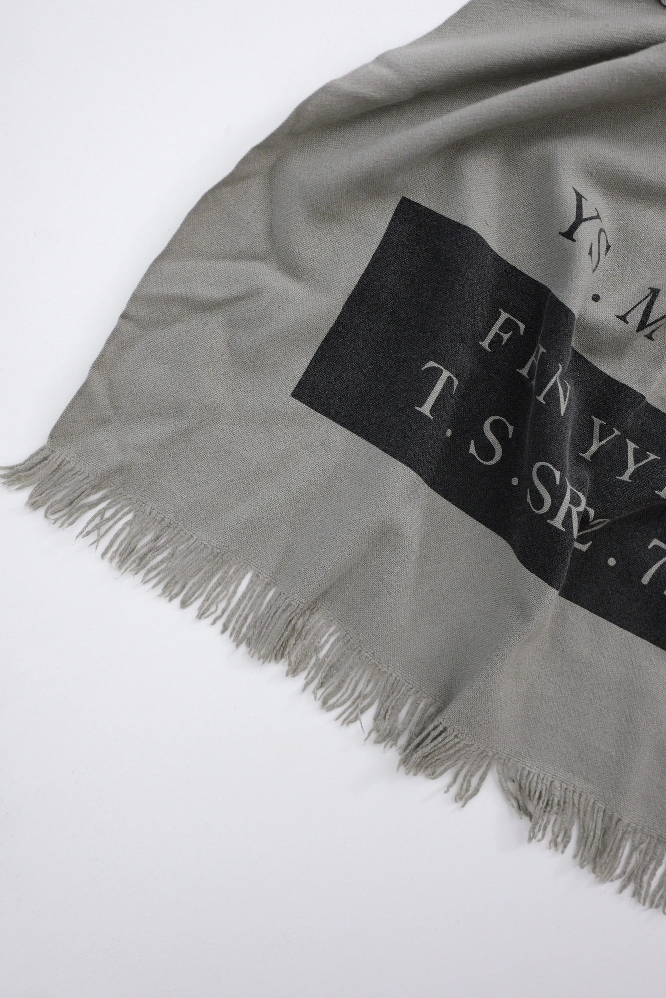 YOHJI YAMAMOTO Echarpe en soie Gris vintage, passéist — photo 4
