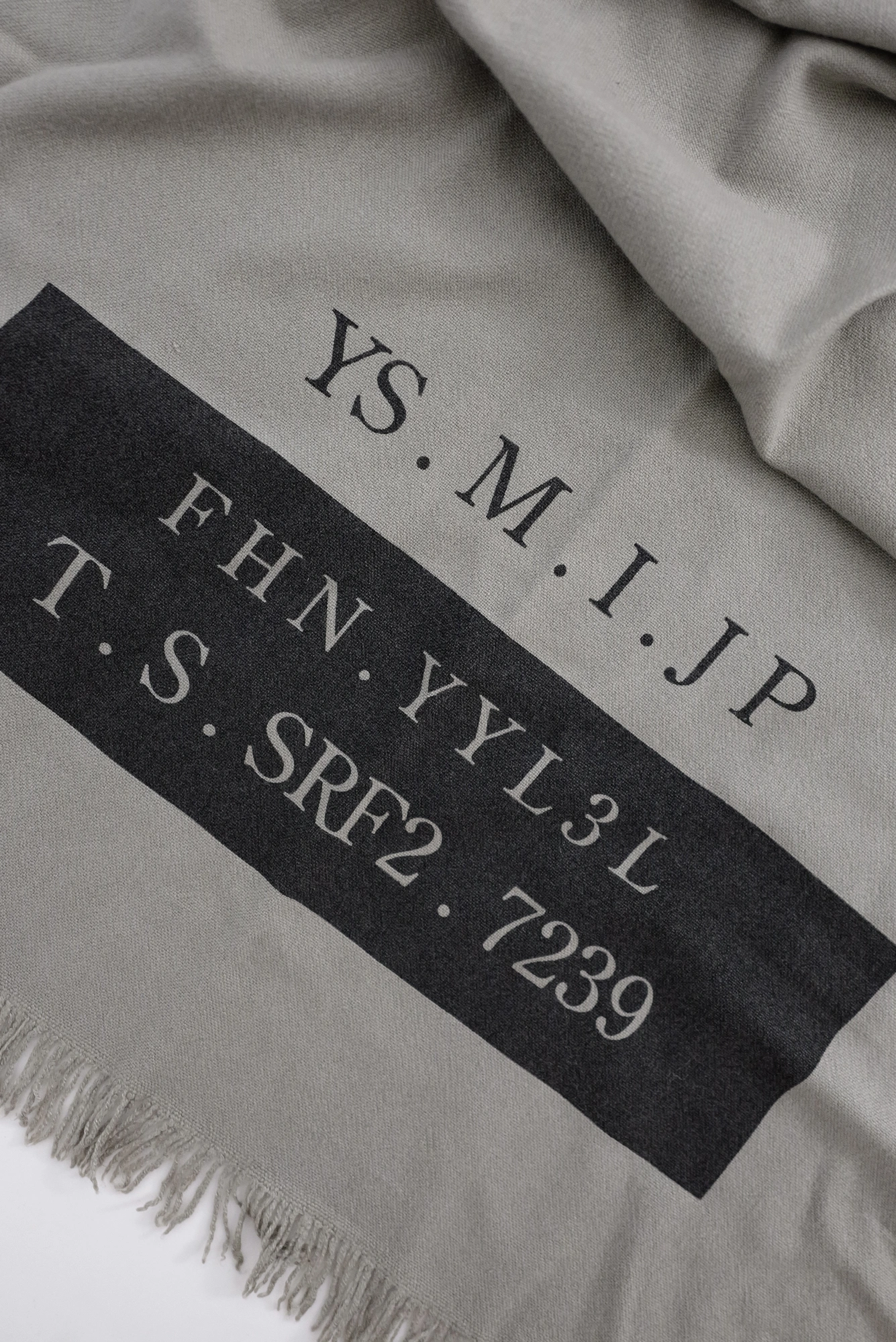 YOHJI YAMAMOTO Echarpe en soie Gris vintage, passéist — photo 5
