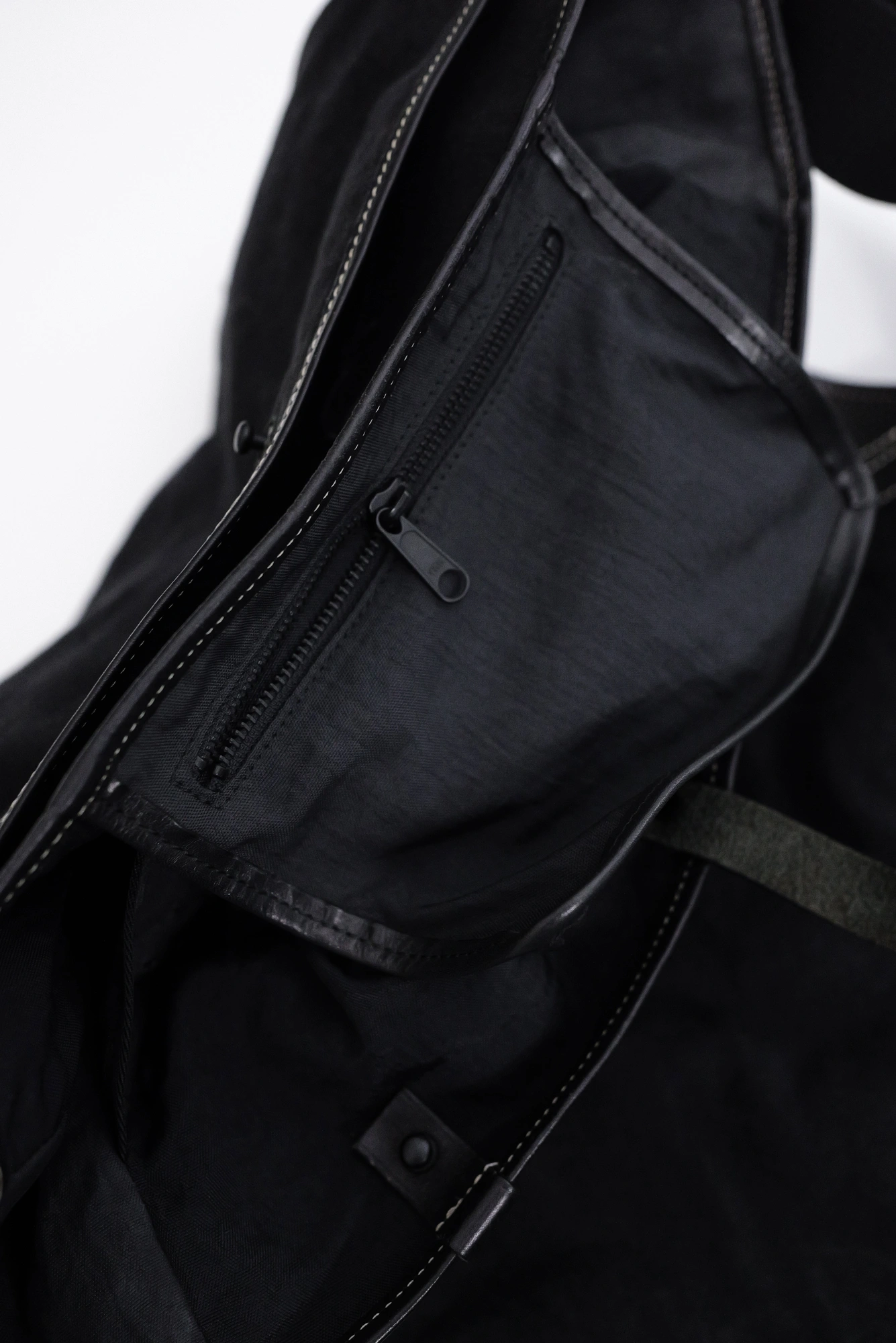 ISSEY MIYAKE Cartable en toile Noir vintage, passéist — photo 17