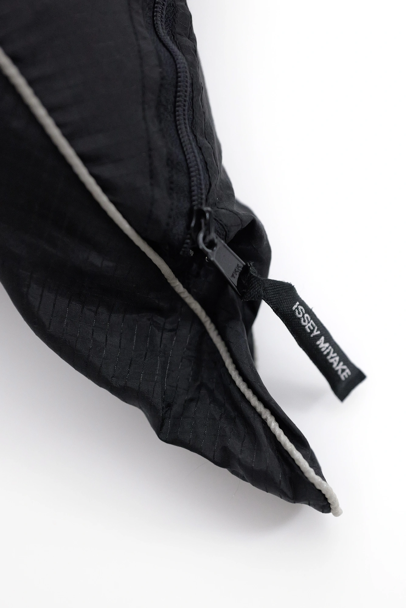 ISSEY MIYAKE Blouson Noir vintage, passéist — photo 24