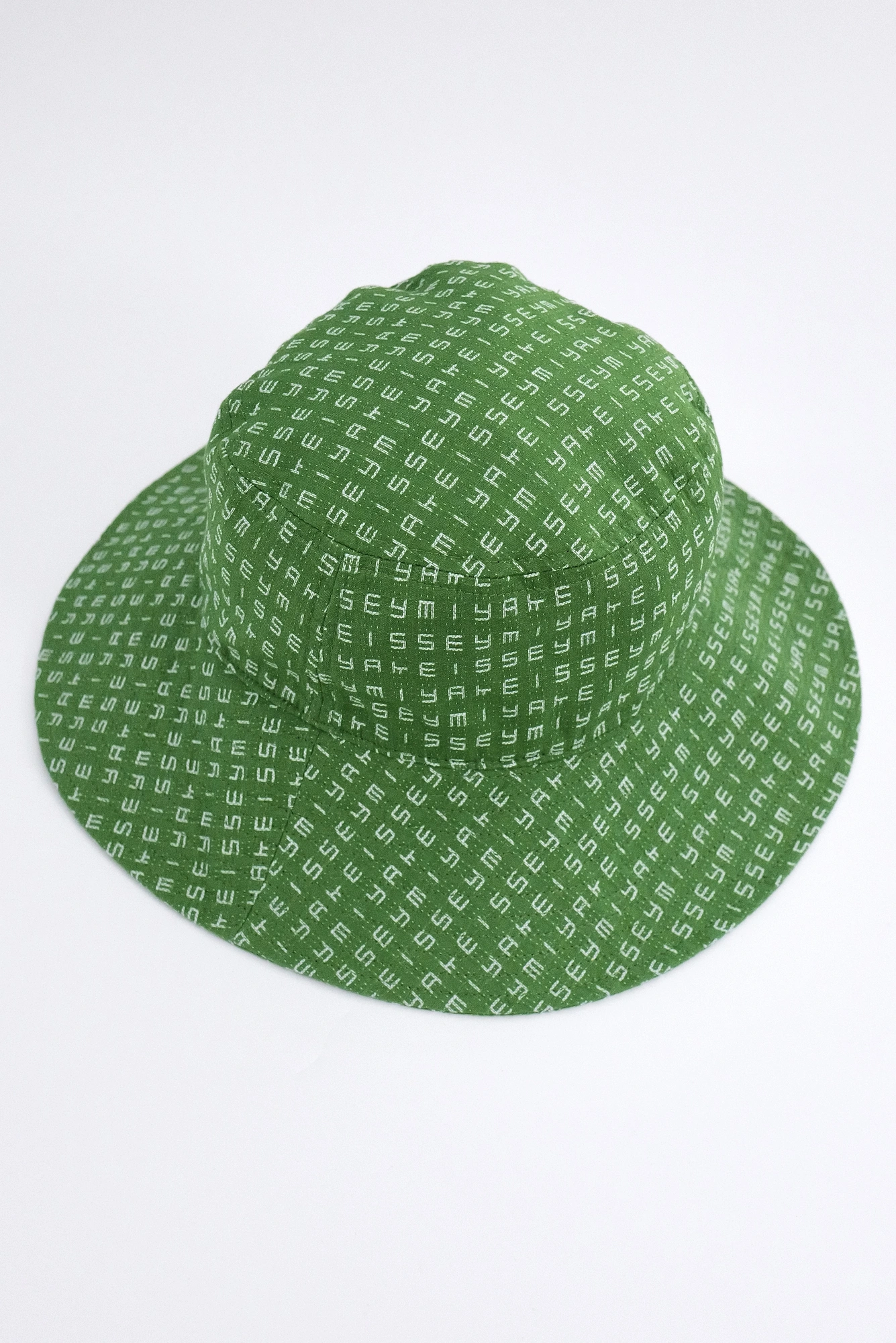 ISSEY MIYAKE Chapeau / bonnet Vert vintage, passéist — photo 1