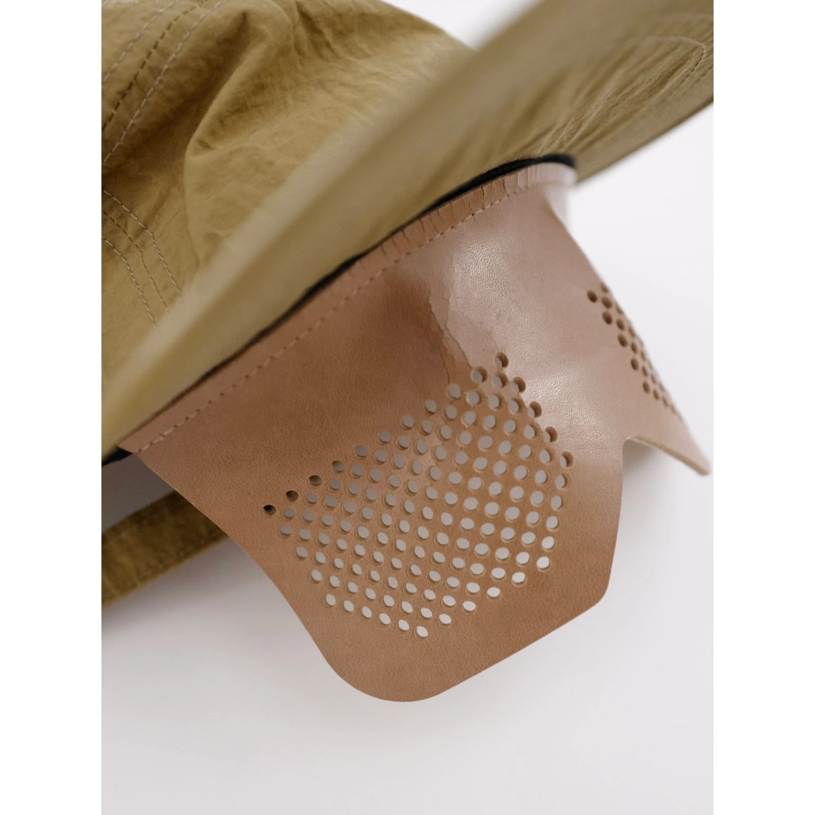 ISSEY MIYAKE Chapeau / bonnet Camel vintage, passéist — photo 3