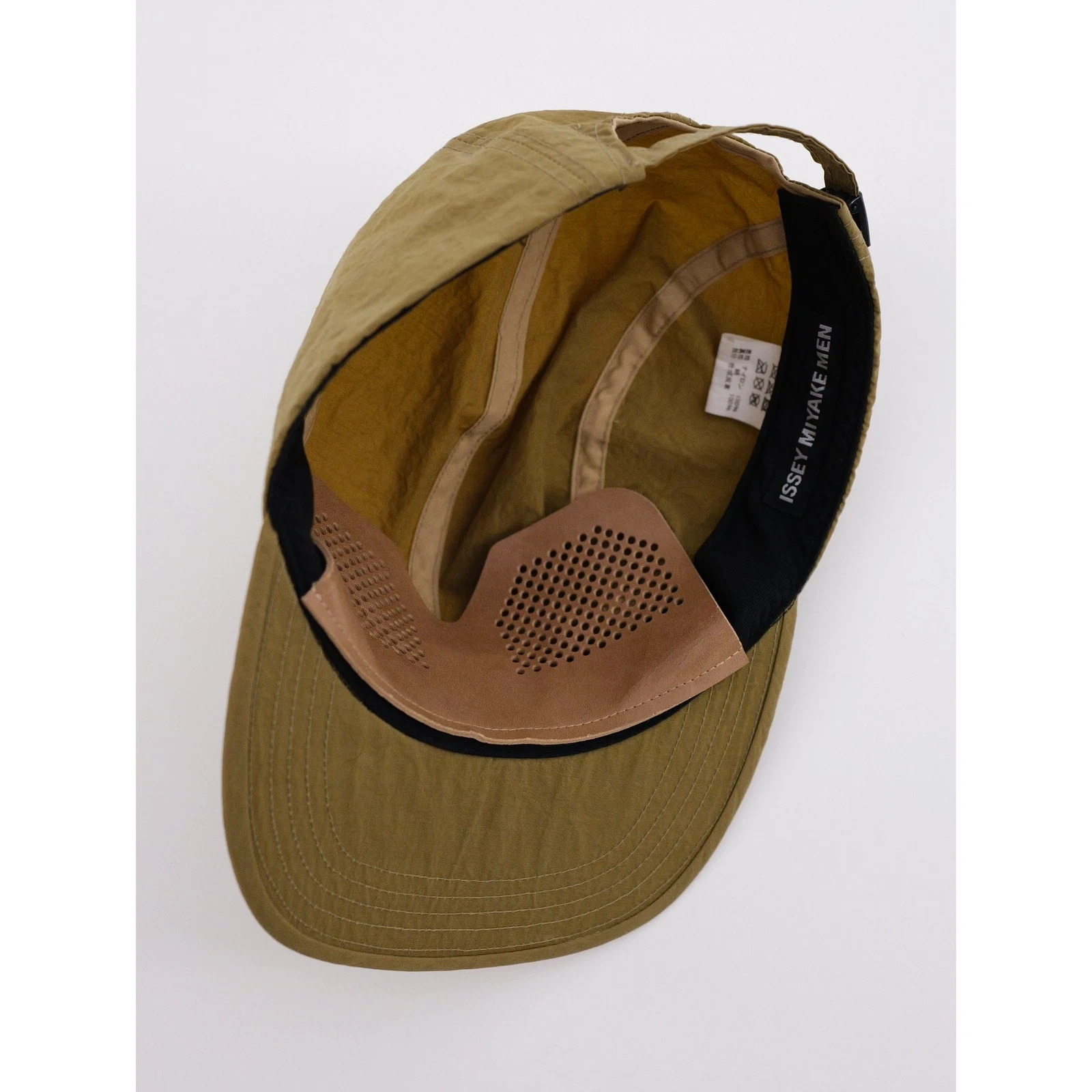 ISSEY MIYAKE Chapeau / bonnet Camel vintage, passéist — photo 6