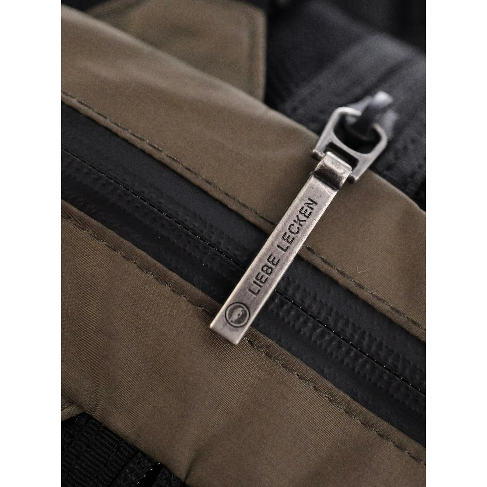 SÉRIE VINTAGE "LIEBE LECKEN" Sac banane en cuir Kaki vintage, passéist — photo 6