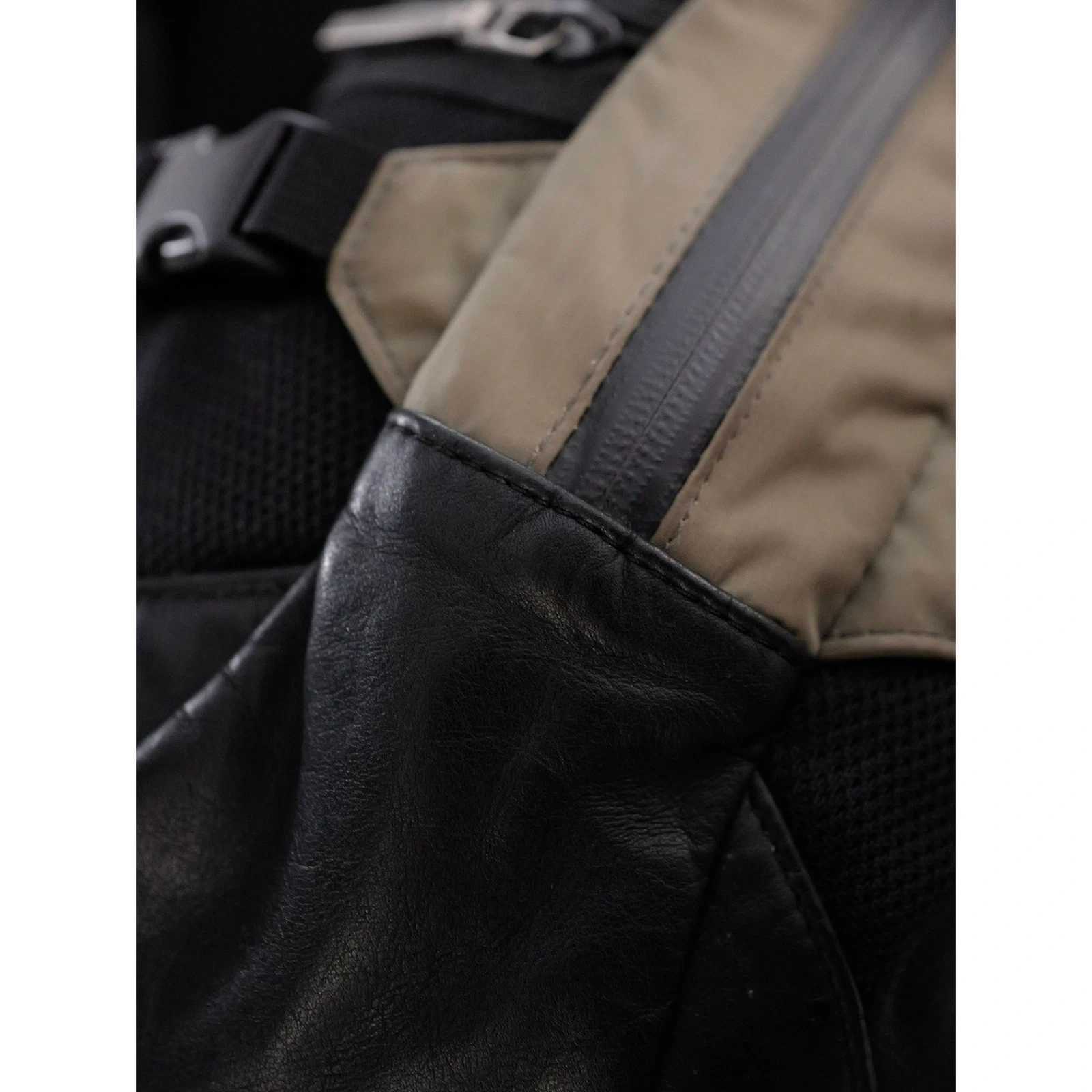 SÉRIE VINTAGE "LIEBE LECKEN" Sac banane en cuir Kaki vintage, passéist — photo 9
